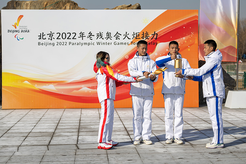 3月3日下午，奥运冠军玛蒂娜·凯洛尼正在点燃火炬。人民网记者 翁奇羽摄