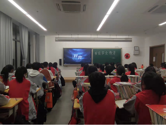 河北涿州职教中心学生观看“国家安全”宣传教育短片。高航 摄