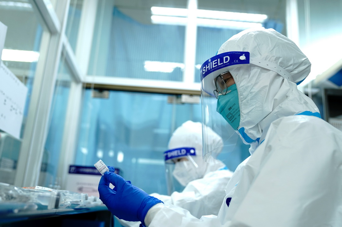 4月20日，在复旦大学附属闵行医院急诊抢救室，医护人员在配药。